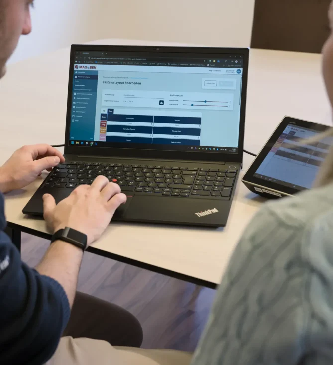 Techniker bei Kundenschulung