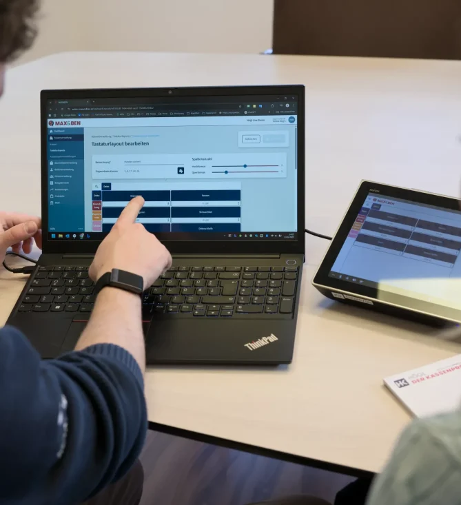 Techniker bei Kundenschulung