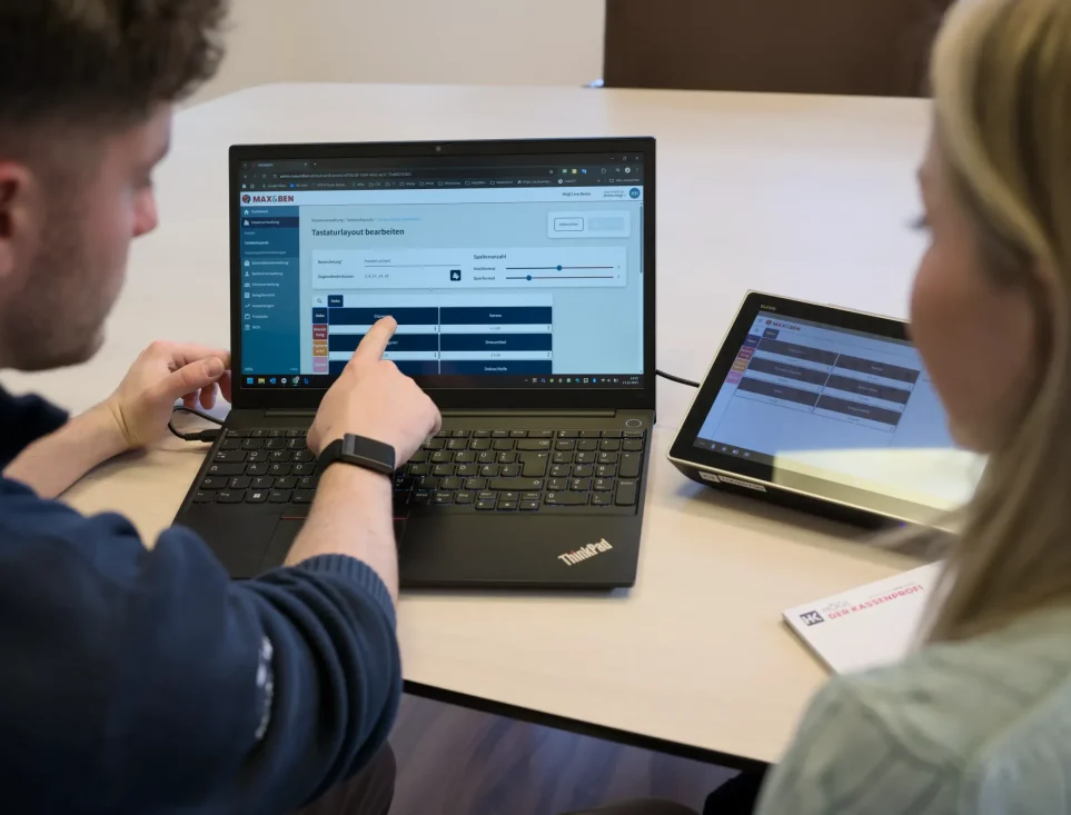 Techniker bei Kundenschulung