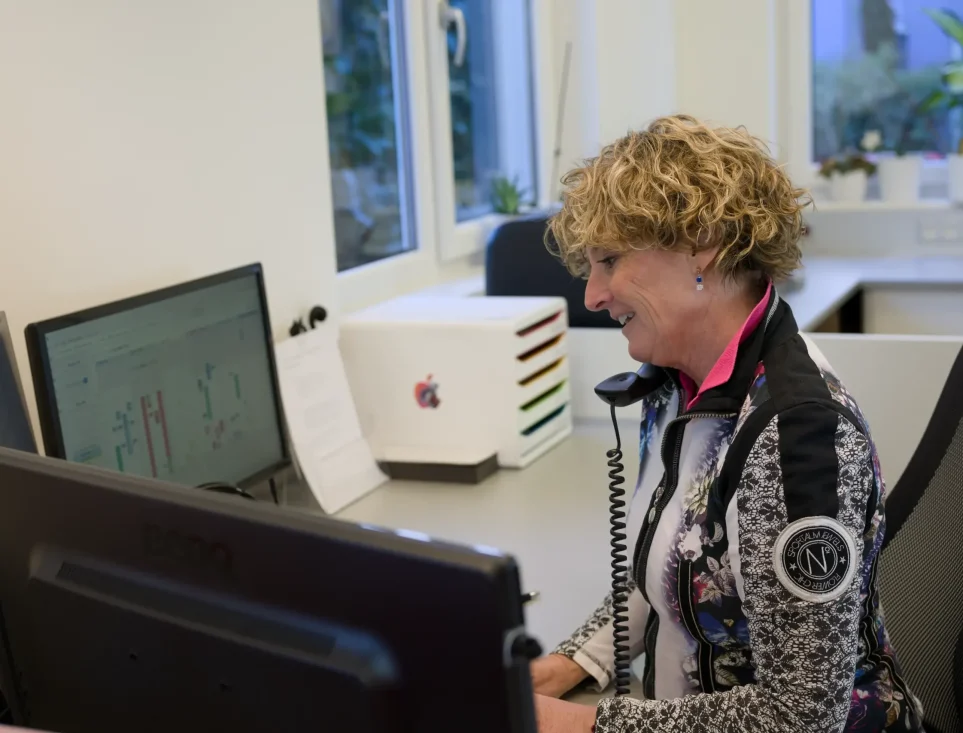 Bild zeigt Claudia Högl am Telefon