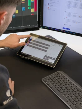 Bild zeigt Techniker bei der Arbeit